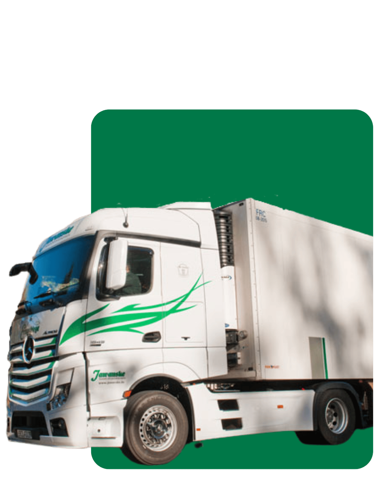 Weißer Mercedes-Benz LKW mit grünem Firmenlogo und "Jaremek" Schriftzug, angekoppelt an einen weißen Kühlauflieger.